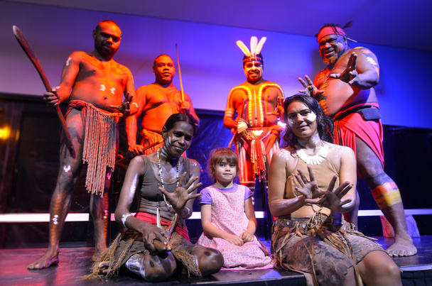 Bambina fotografata con i nativi australiani
 - Foto, immagini