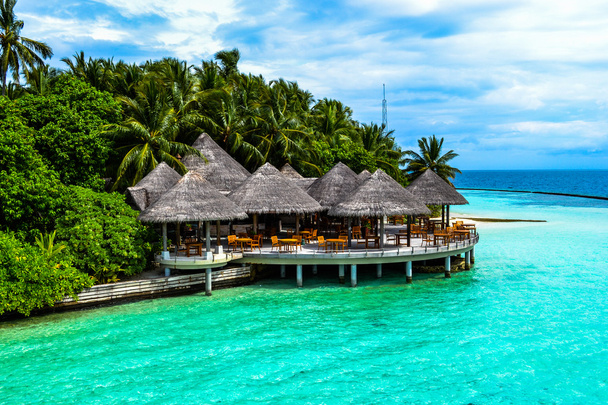 Plážová vila v Maledivách poblíž modrá laguna - Fotografie, Obrázek