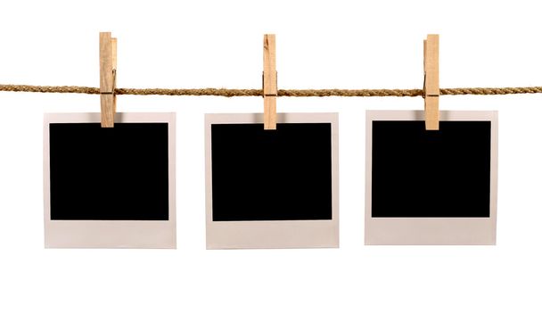 Varios marcos de impresión instantánea estilo polaroid en blanco colgando
  - Foto, imagen