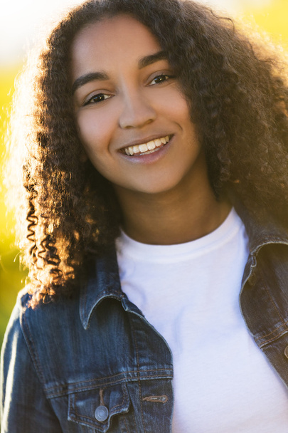 日差しの中でアフリカ系アメリカ人の女の子 10 代の混血 - 写真・画像