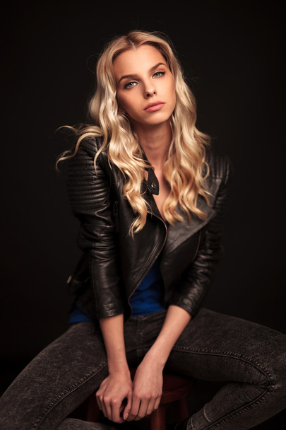 fashion blonde woman in leather jacket posing - Foto, imagen