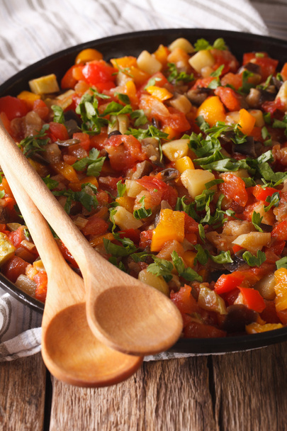 Verduras al vapor: berenjena, pimientos, tomates, calabacín, cebolla
 - Foto, Imagen