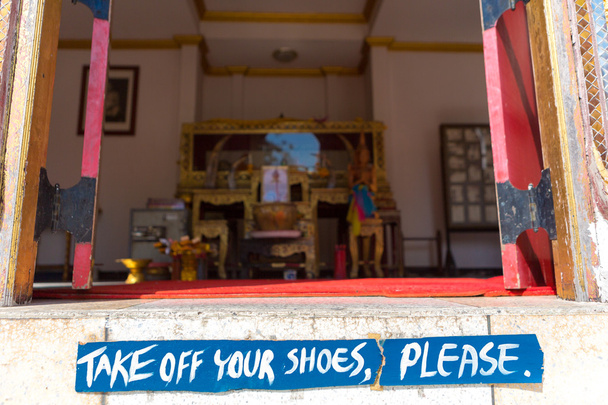Zdjąć buty znak przed wejściem w Tajlandii świątyni w Bangkoku, T - Zdjęcie, obraz
