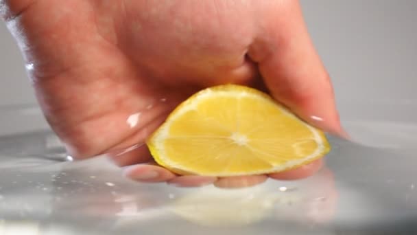 Fél citrom csepp-legyőz-ba víz - Felvétel, videó