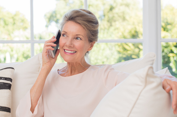 Older woman talking on phone - Foto, imagen