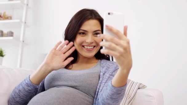 těhotná žena v smartphone video chat doma - Záběry, video