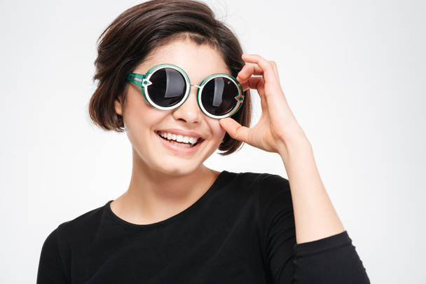 усміхнена жінка в сонцезахисних окулярах
 - Фото, зображення