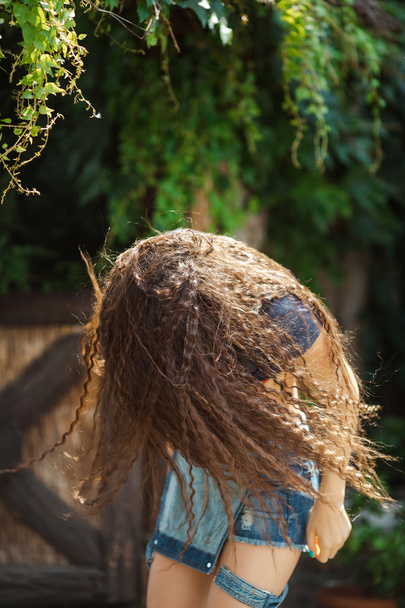Hair style gafra. Dancing girl outdoors - Foto, afbeelding