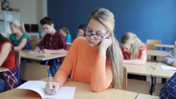 Schüler mit Notebooks schreiben Test in der Schule - Filmmaterial, Video