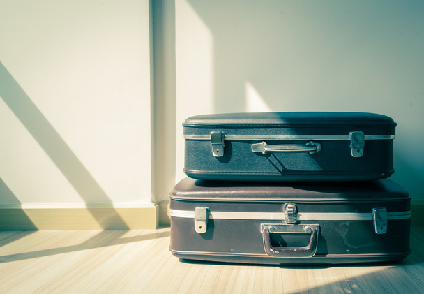 Παλιά βαλίτσες. Ρετρό βαλίτσα, καφέ και μαύρο. Εκλεκτής ποιότητας αποσκευές. - Φωτογραφία, εικόνα