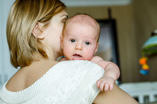 Retrato de madre feliz y bebé en casa - Foto, Imagen
