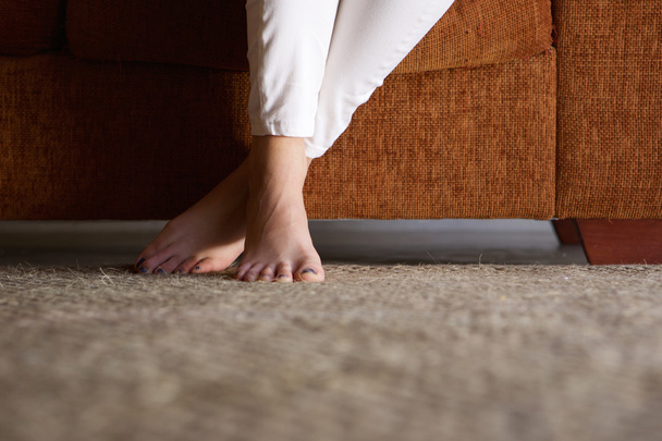 Πόδια της γυναίκας, στον όροφο στο σπίτι - Φωτογραφία, εικόνα