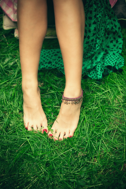芝生に裸足女足 - 写真・画像
