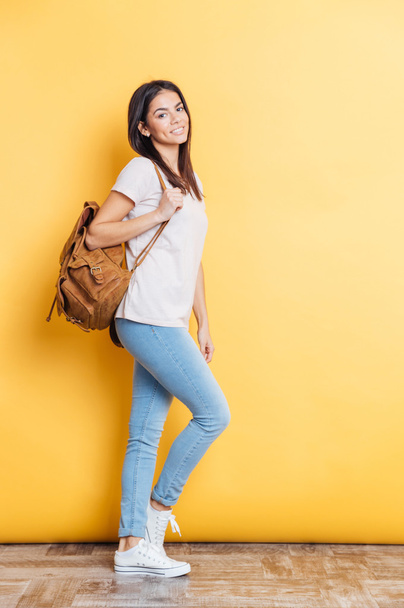 Full length portrait of a smiling woman with backpack - Foto, immagini
