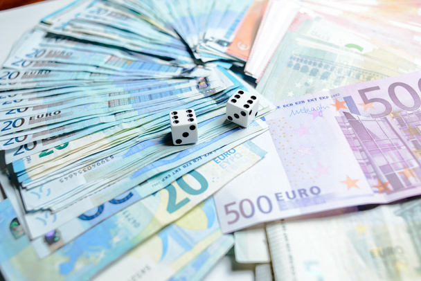 Європейська валюта євро банкноти гроші і кістки - Фото, зображення