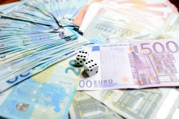 Moeda europeia notas e dados em euros
 - Foto, Imagem