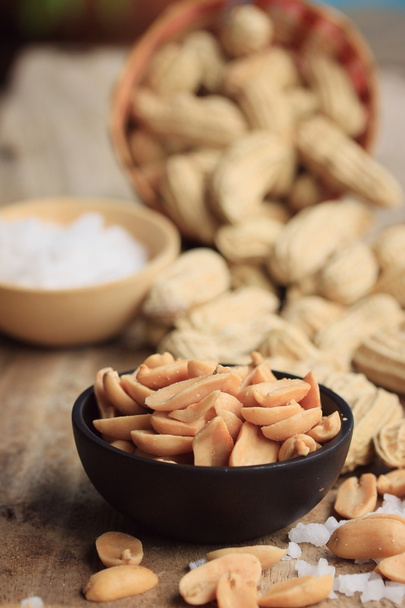 paistettuja maapähkinöitä ja suolaa
 - Valokuva, kuva