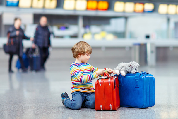 Μικρό παιδί αγόρι με τις βαλίτσες στο Διεθνές Αεροδρόμιο - Φωτογραφία, εικόνα