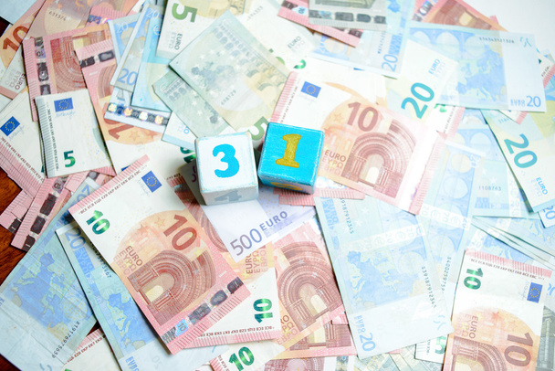 Moneda europea Billetes en euros Dinero y dados
 - Foto, imagen