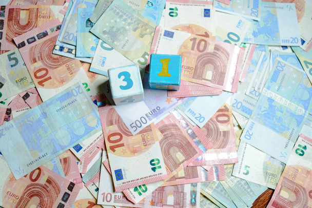 Ευρωπαϊκό νόμισμα ευρώ τραπεζογραμμάτια χρήματα και ζάρια - Φωτογραφία, εικόνα
