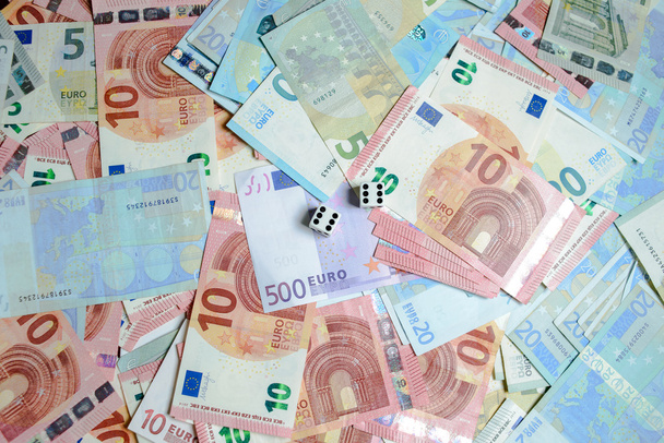 Европейская валюта евро банкноты деньги и кости
 - Фото, изображение
