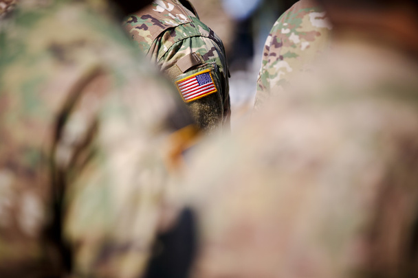 Bandiera USA e patch dell'esercito USA sull'uniforme della saldatura
 - Foto, immagini
