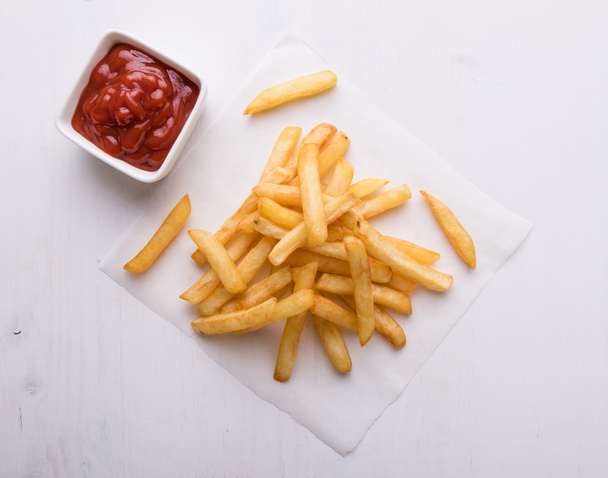 frites met ketchup - Foto, afbeelding