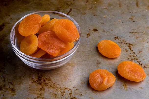 kuivattu persikka teräslevyllä
 - Valokuva, kuva