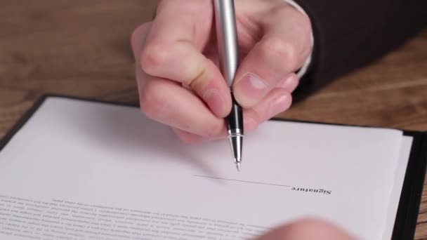 Αρσενική χέρι υπογραφή ενός εγγράφου. - Πλάνα, βίντεο
