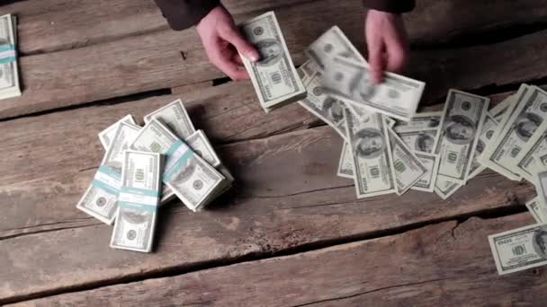 Mains masculines comptant les dollars américains. - Séquence, vidéo
