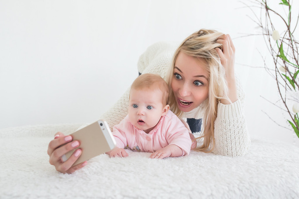 baby make selfie on mobile phone - Foto, Imagem