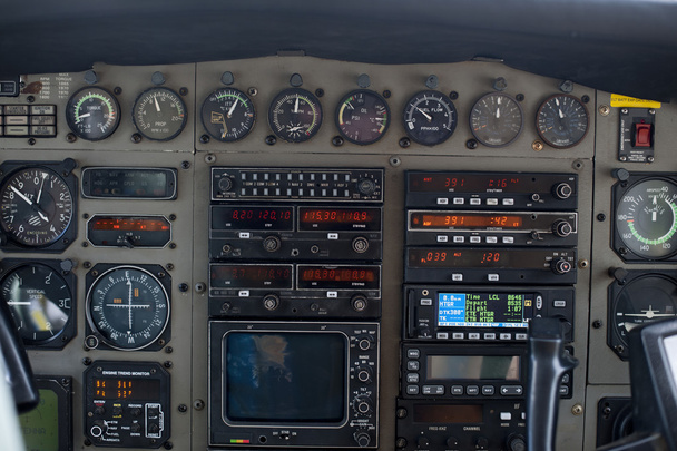 Крупним планом стара панель управління кабіною літака
 - Фото, зображення