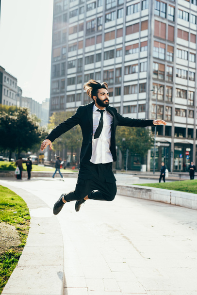 homme d'affaires contemporain sautant en ville
 - Photo, image