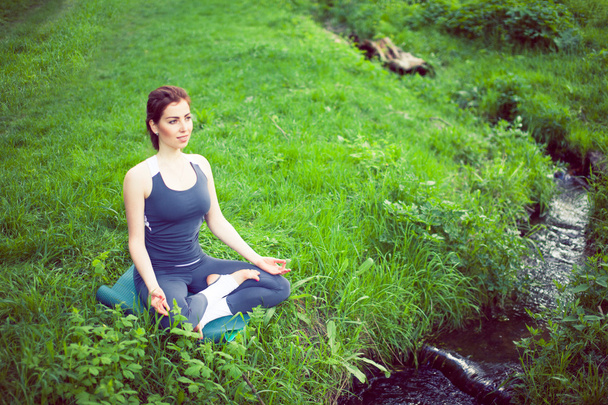 Giovane donna che fa yoga - Foto, immagini