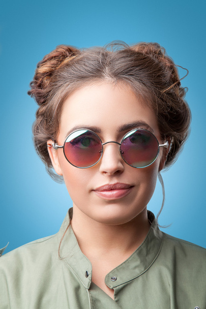 Zbliżenie portret pięknej hipster modny dziewczyna z włosów bułeczki - Zdjęcie, obraz