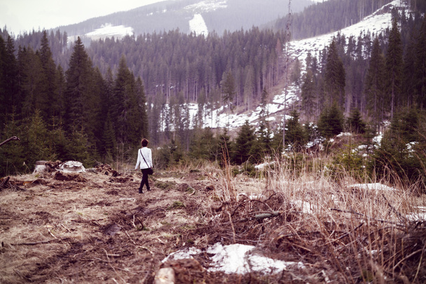 Nő turisztikai tanúi egy elhagyatott táj az erdők lény  - Fotó, kép
