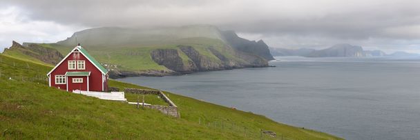 Piros parasztház a part Mykines, Feröer-szigetek - Fotó, kép