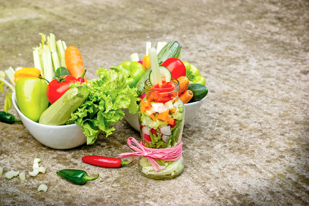 Ensalada de verduras orgánicas frescas en frasco (frasco de albañil
) - Foto, Imagen