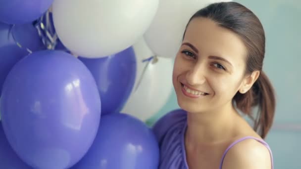 Smiling woman with balloons - Materiał filmowy, wideo