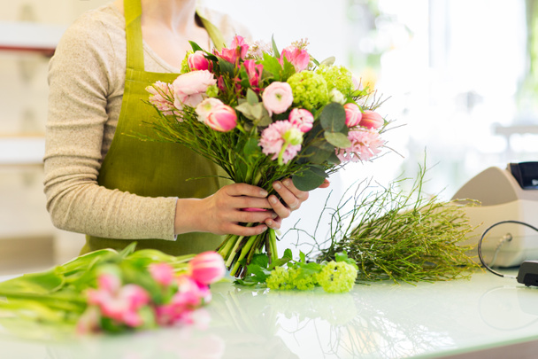 close up of woman making bunch at flower shop - Foto, Imagem