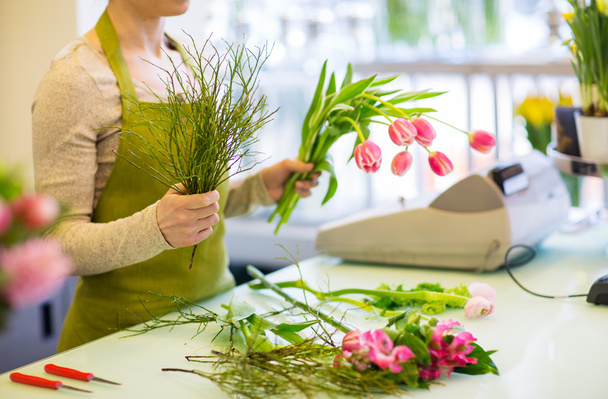 close up of florist making bunch at flower shop - Zdjęcie, obraz