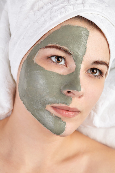 Retrato de mulher jovem atraente com máscara de barro de lama
 - Foto, Imagem