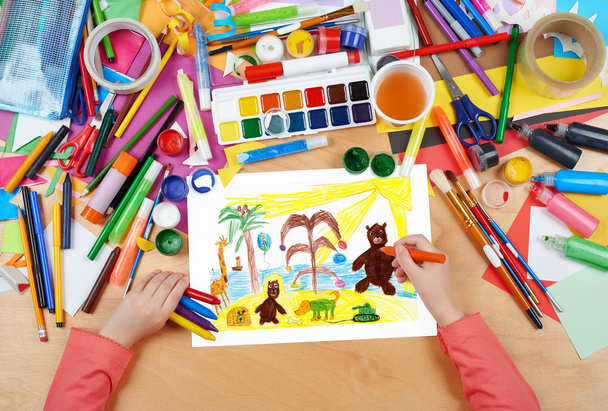 hayvanlar üzerinde plaj kum ve deniz çocuk çizim kalem resim resim kağıt, sanat işyeri ile üstten görünüm eller - Fotoğraf, Görsel