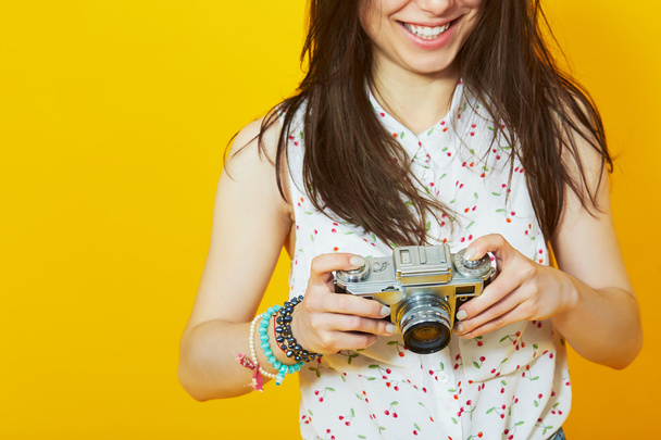 Έφηβη γυναίκα, κρατώντας μια φωτογραφική μηχανή ταινία ρετρό - Φωτογραφία, εικόνα