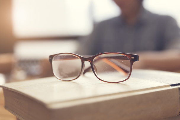gözlük okuma kadınla teklifleri - Fotoğraf, Görsel