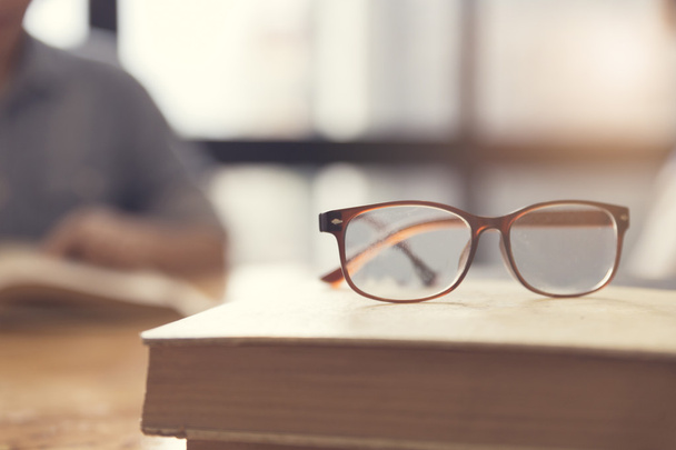 nő olvasó szemüveg könyv szoba - Fotó, kép