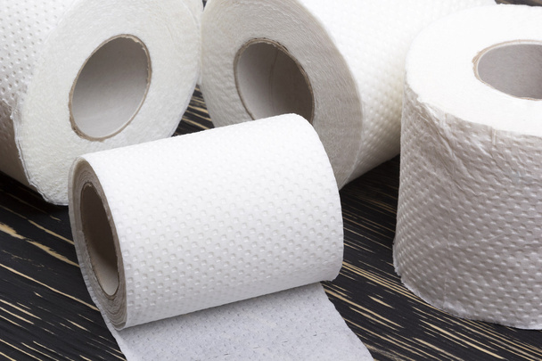 Toilettenpapier auf Holzbrett - Foto, Bild