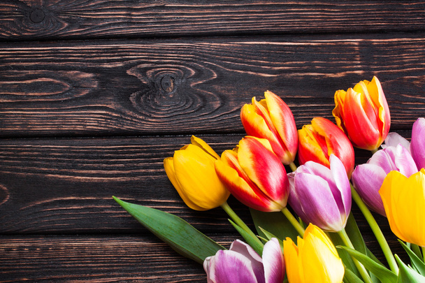 Свіжі весняні тюльпани на дошках
. - Фото, зображення