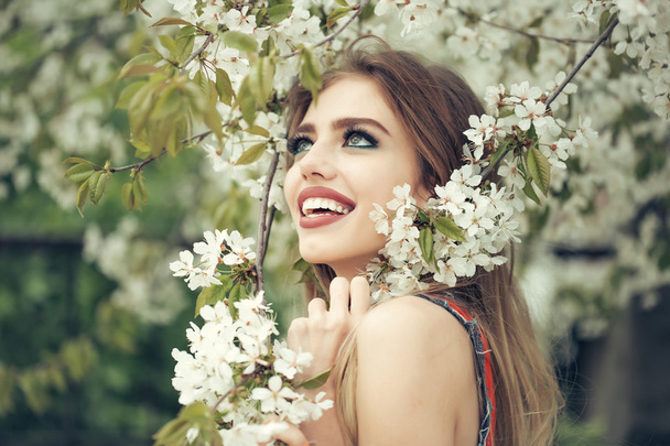 Beautiful girl in blossom garden - Foto, afbeelding