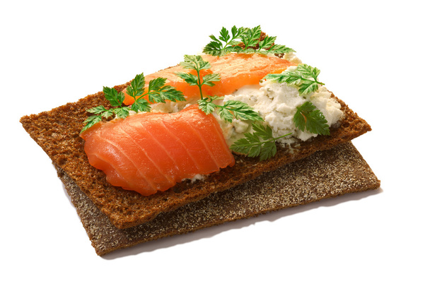 Хрустящий хлеб с лососем, мягким сыром и червилем
 - Фото, изображение